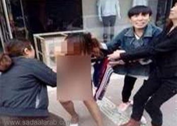 أربع نساء يعرّين شابة ويضربنها في الشارع...والسبب