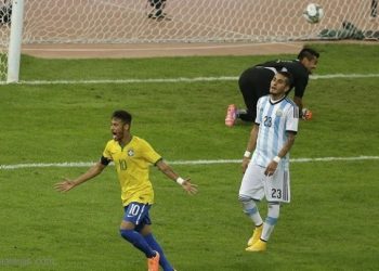 ميسي يهدر ضربة جزاء ومنتخبه يخسر أمام البرازيل بهدفين