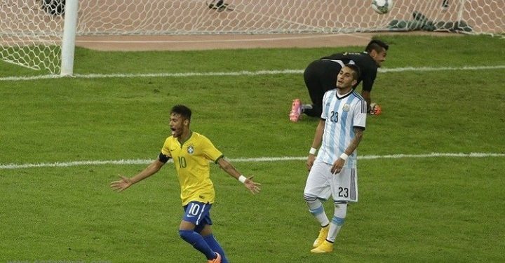 ميسي يهدر ضربة جزاء ومنتخبه يخسر أمام البرازيل بهدفين