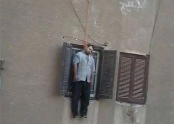بالفيديو والصور: شاب مصري ينتحر بطريقة مأساوية