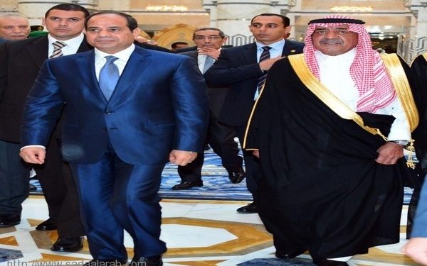 العاهل السعودي يقلد الرئيس المصري قلادة الملك عبدالعزيز