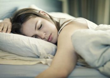 لهذه الأسباب الخطيرة توقفوا عن النوم على البطن!