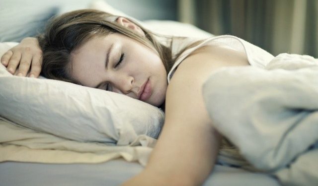لهذه الأسباب الخطيرة توقفوا عن النوم على البطن!