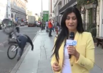 بالفيديو: مذيعة تتعرض لموقف محرج على الهواء مباشرة !!