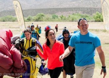 بالصور : شاب يتقدم لخطبة فتاة عن ارتفاع 12،500 قدم