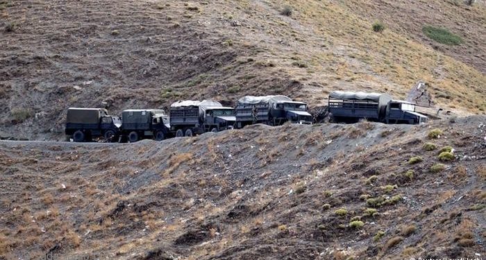 الجيش الجزائري يضبط أسلحة ويوقف مهربين جنوب البلاد