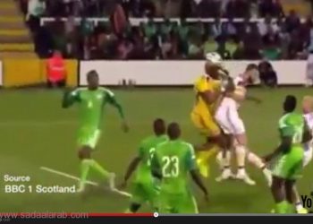 حارس نيجيريا يصد كرة قوية ويرميها في مرماه بطريقة جنونية