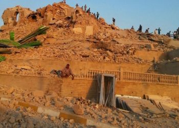 داعش تدمر المقامات وتفرض النقاب على النساء