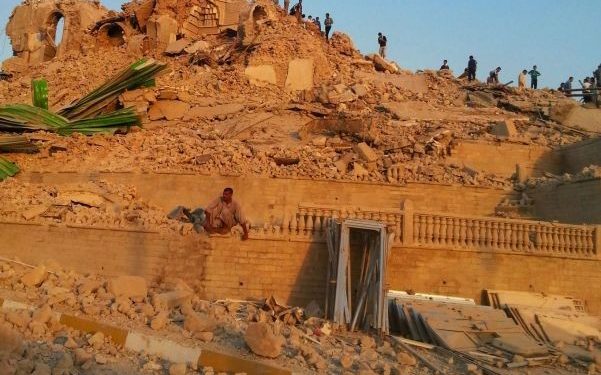 داعش تدمر المقامات وتفرض النقاب على النساء