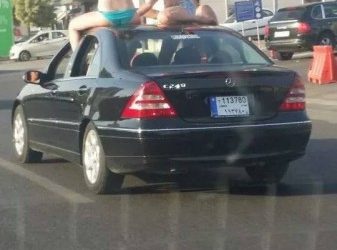 بالفيديو والصور.. عري في وضح النهار على اوتوستراد جونيه