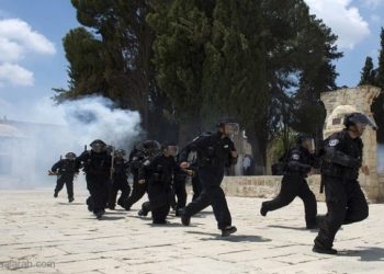 مستوطنون يقتحمون باحات المسجد الأقصى