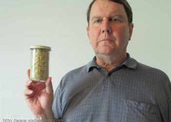 بالصور.. رجل يحتفظ بأظافر قدميه في كأس منذ 36 عامًا