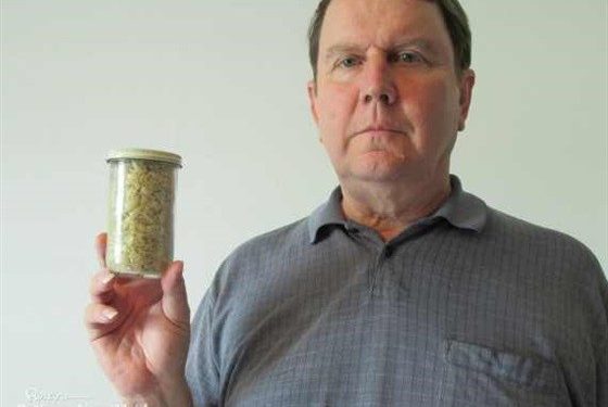 بالصور.. رجل يحتفظ بأظافر قدميه في كأس منذ 36 عامًا