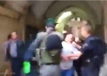 بالفيديو- جنود إسرائيليون يجرون شابة فلسطينية من شعرها في الأقصى