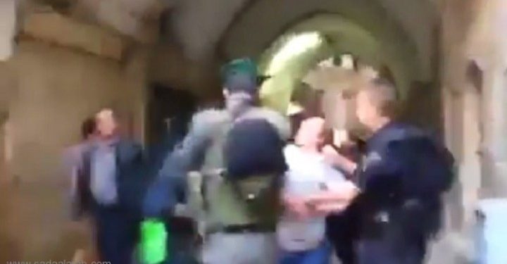 بالفيديو- جنود إسرائيليون يجرون شابة فلسطينية من شعرها في الأقصى