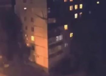 فيديو يظهر احد الكائنات الغريبة وهو يتسلق الجدران ويدخل احد الشقق