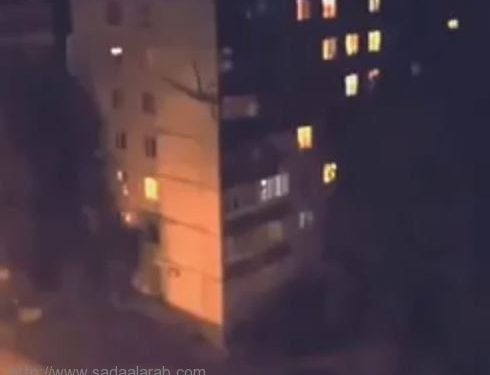 فيديو يظهر احد الكائنات الغريبة وهو يتسلق الجدران ويدخل احد الشقق