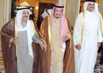 مصافحة وابتسامات بين امير قطر وولي العهد السعودي