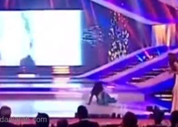 بالفيديو.. ملكة جمال لبنان تسقط أرضًا! قبل تسليمها عرش الجمال