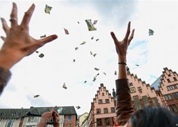 السماء تمطر نقودا في فرانكفورت