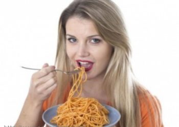 ماذا تأكل لتقلل تساقط الشعر؟