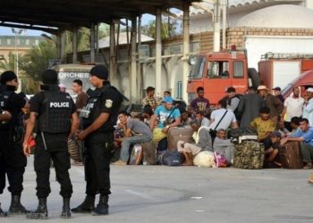 تونس تجلي حوالي 13 ألف مصري وتعيدهم الى وطنهم