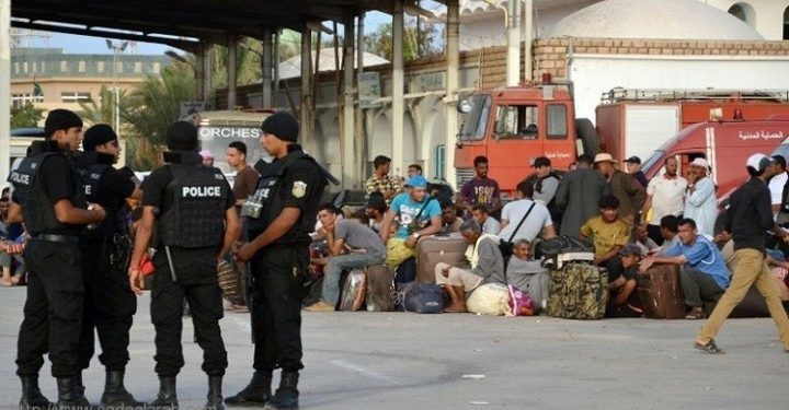تونس تجلي حوالي 13 ألف مصري وتعيدهم الى وطنهم