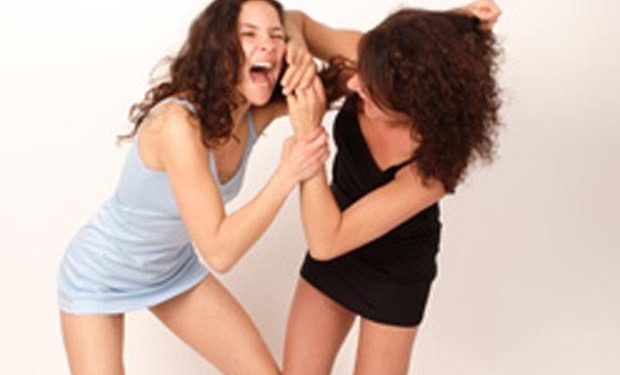 معركة بين 3 نساء سببها …