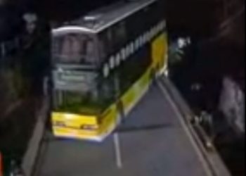 أخطر إلتفافة لسائق حافلة ستراها في حياتك..مشهد يحبس الأنفاس