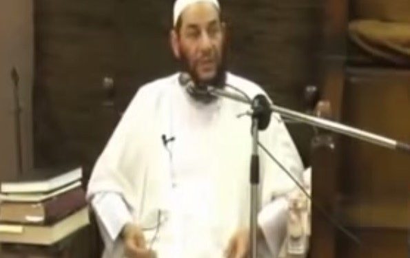 بالفيديو   داعية مصري يبيح رؤية الرجل لخطيبته أثناء الاستحمام !!