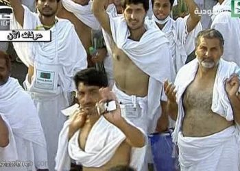 الحجاج يتوجهون إلى صعيد عرفات