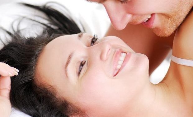 كيف يزيد الرجل من حرارة المشاعر بينه وبين حبيبته؟