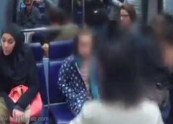 فيديو: فتاة مسلمة تتعرض لمهاجمة سيدة فرنسية في المترو بسبب الحجاب