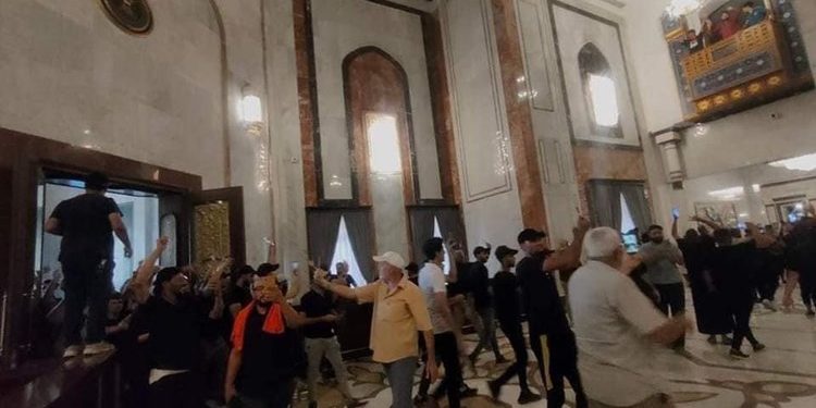 العراق: أنصار الصدّر يقتحمون القصر الجمهوري.. وإعلان حظر تجوّل في بغداد