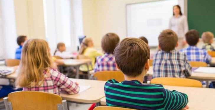 المدارس الخاصة تخالف قرار وزير التربية وتستوفي الأقساط بالدولار