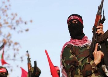 المقاومة الفلسطينية في نابلس تعترض سيارة فيها 5 مستوطنين وتحرقها