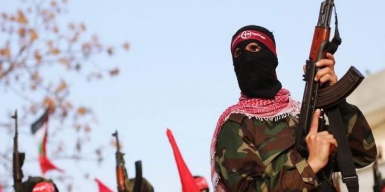 المقاومة الفلسطينية في نابلس تعترض سيارة فيها 5 مستوطنين وتحرقها