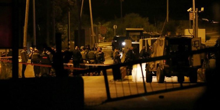 مقاومون يستهدفون حاجز “دوتان” بالرصاص في جنين