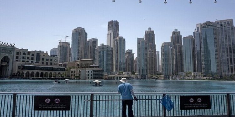 الإمارات تستغني عن “نظام الكفيل”.. زيارة دون اشتراط مستضيف