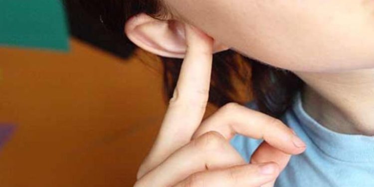 كيفية إخراج الماء من الأذن!