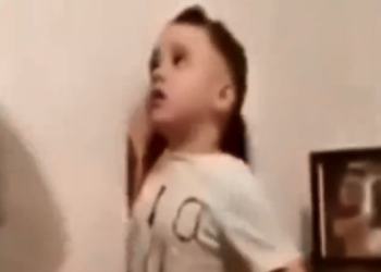 فيديو رائع لطفل يدافع عن أخته من ضرب والدتهم.. أخ حنون أعظم ما تملكه فتاة
