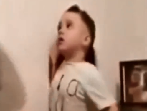 فيديو رائع لطفل يدافع عن أخته من ضرب والدتهم.. أخ حنون أعظم ما تملكه فتاة