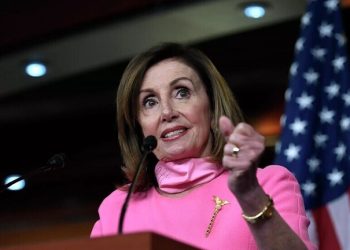 بيلوسي تتمنى لروسيا “المعاناة” من العقوبات الغربية