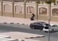 بالفيديو: ذكر يضرب إمرأة بوحشية ويخلع حجابها في الشارع بالكويت