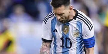 فيديو: مباراة الأرجنتين توقفت 3 مرات بسبب ميسي.. لماذا؟!