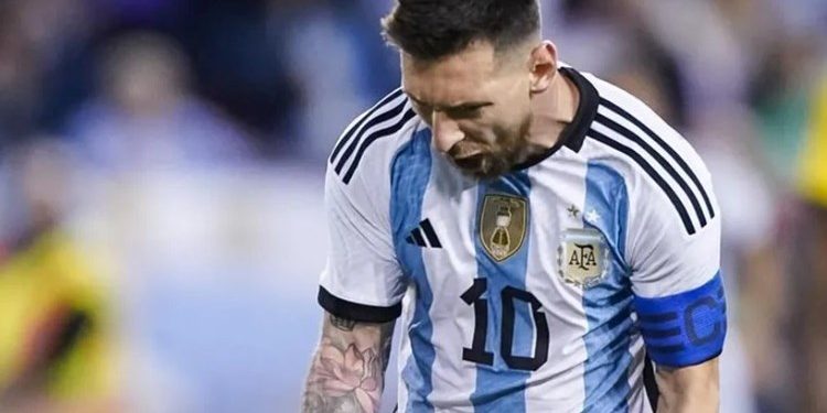 فيديو: مباراة الأرجنتين توقفت 3 مرات بسبب ميسي.. لماذا؟!